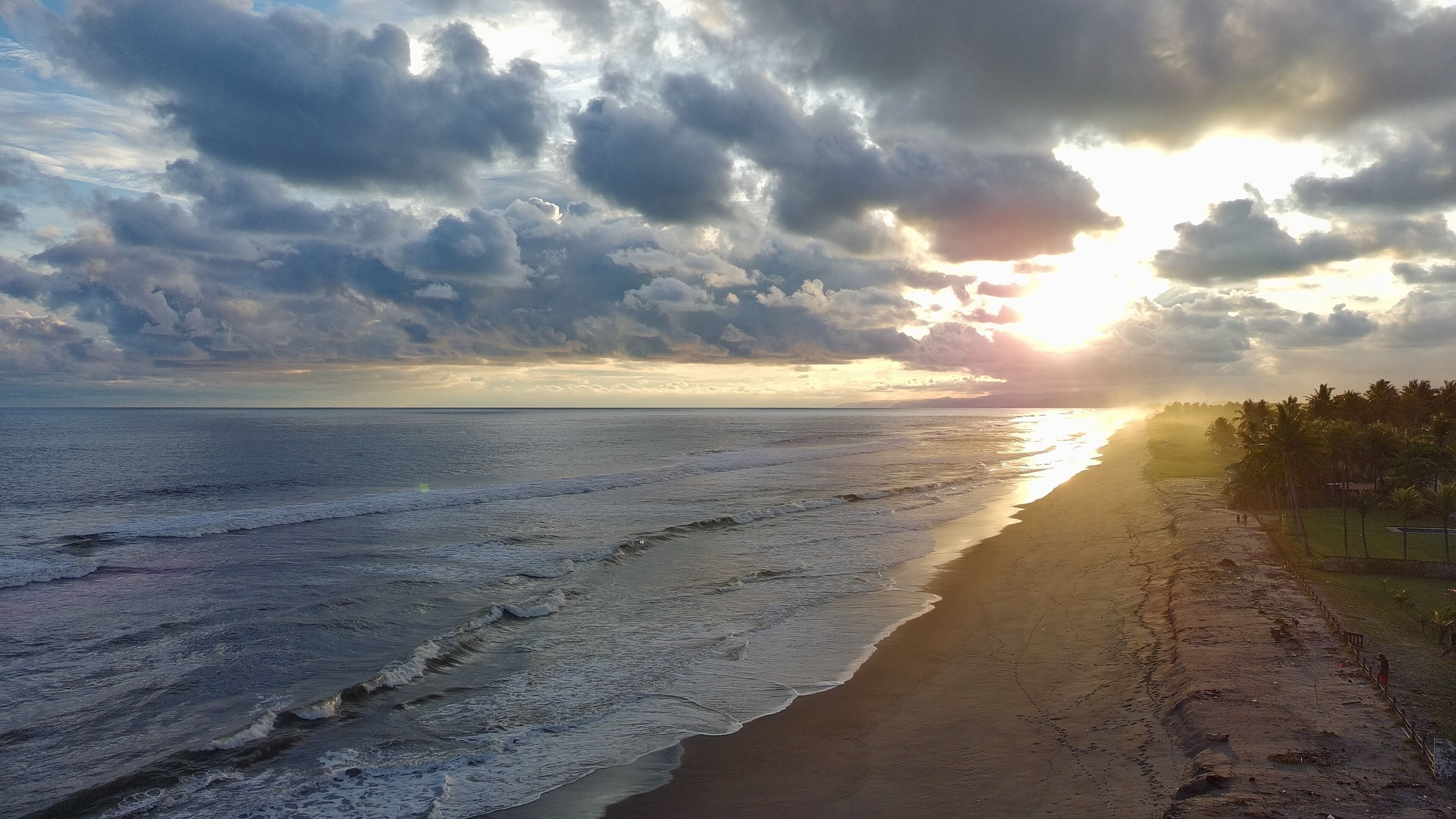 En la playa, camastros y toallas de playa 