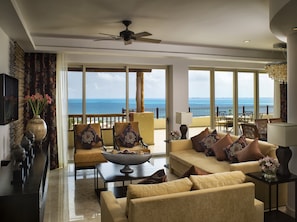 Habitación doble Deluxe, vista al océano | Área de sala de estar