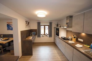 Una cocina moderna con una isla central, un microondas y una estufa.
