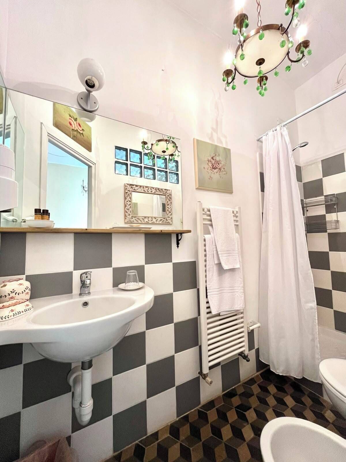 Kamar Double Klasik | Kamar mandi | Shower, handuk, sabun, dan tisu toilet
