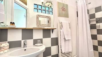 Kamar Double Klasik | Kamar mandi | Shower, handuk, sabun, dan tisu toilet