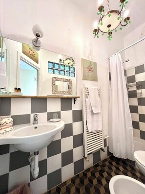Classic Double Room | Bathroom | Shower, towels, soap, toilet paper - b&b Artemisia (Albenga)