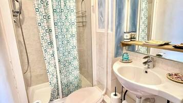 Superior-Dreibettzimmer | Badezimmer