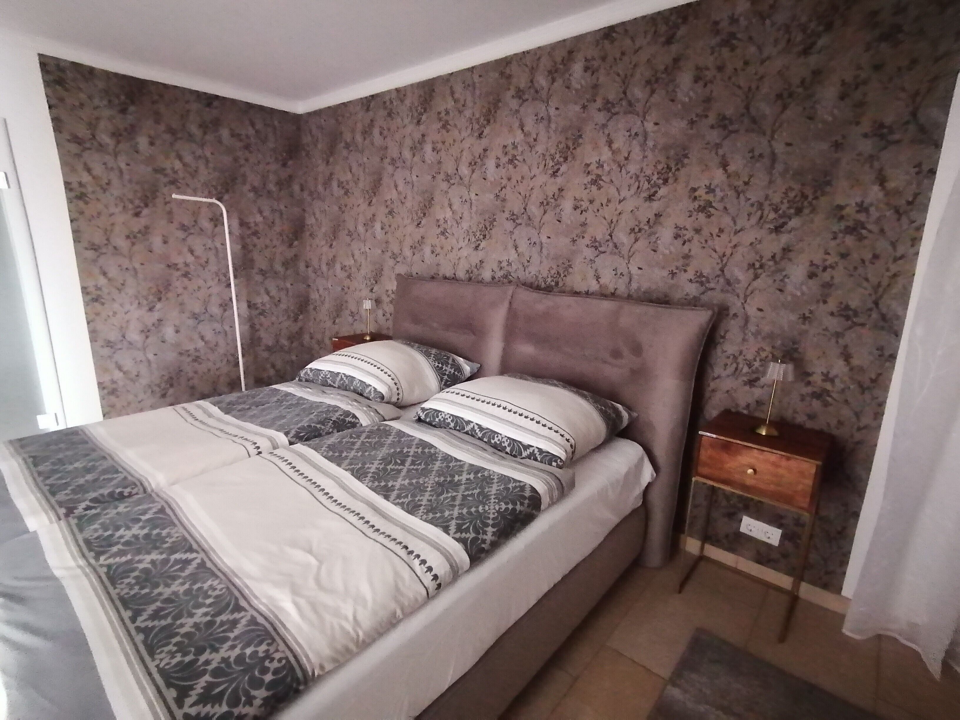 WiFi, bed sheets