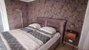 WiFi, bed sheets