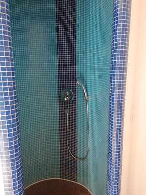 Een douche, een haardroger, handdoeken