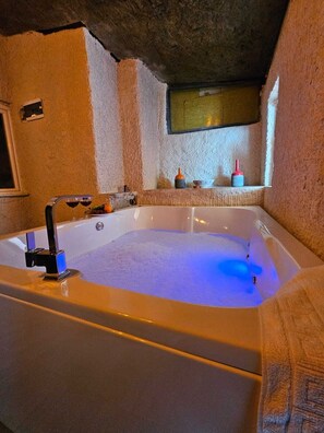 Deluxe-Vierbettzimmer, Bergblick | Badezimmer | Duschwanne, Haartrockner, Hausschuhe, Handtücher