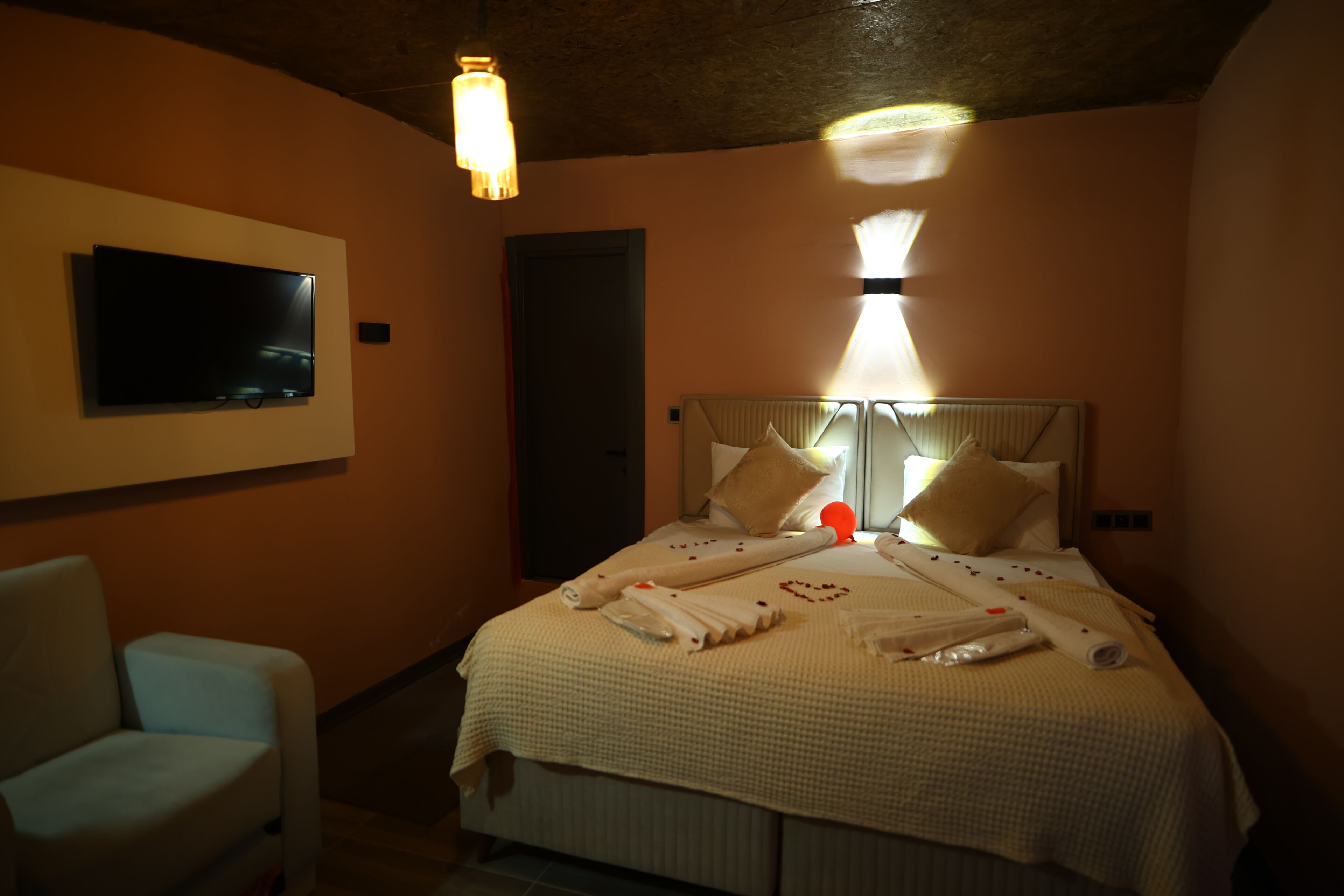 Deluxe-Doppelzimmer, Hügelblick | Schreibtisch, laptopgeeigneter Arbeitsplatz, Bügeleisen/Bügelbrett