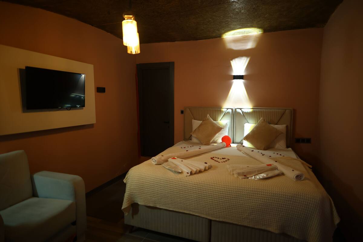 Deluxe-Doppelzimmer, Hügelblick | Schreibtisch, laptopgeeigneter Arbeitsplatz, Bügeleisen/Bügelbrett