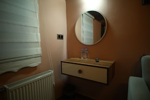 Deluxe Double Room, Hill View | Interior