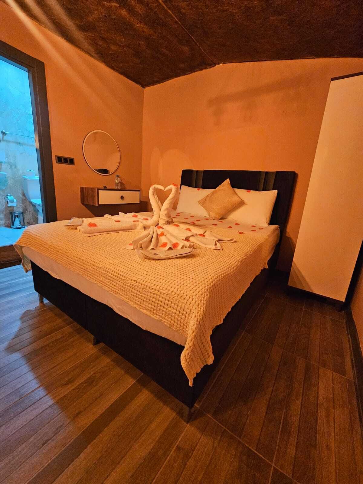 Deluxe-Vierbettzimmer, Bergblick | Schreibtisch, laptopgeeigneter Arbeitsplatz, Bügeleisen/Bügelbrett