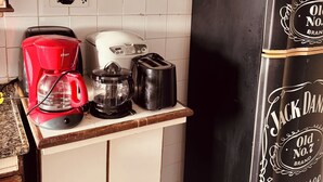 Keittiössä on kahvinkeitin, leivänpaahdin, tehosekoitin ja jääkaappi, jonka sisällä on pullo Jack Daniel’s -viskiä.