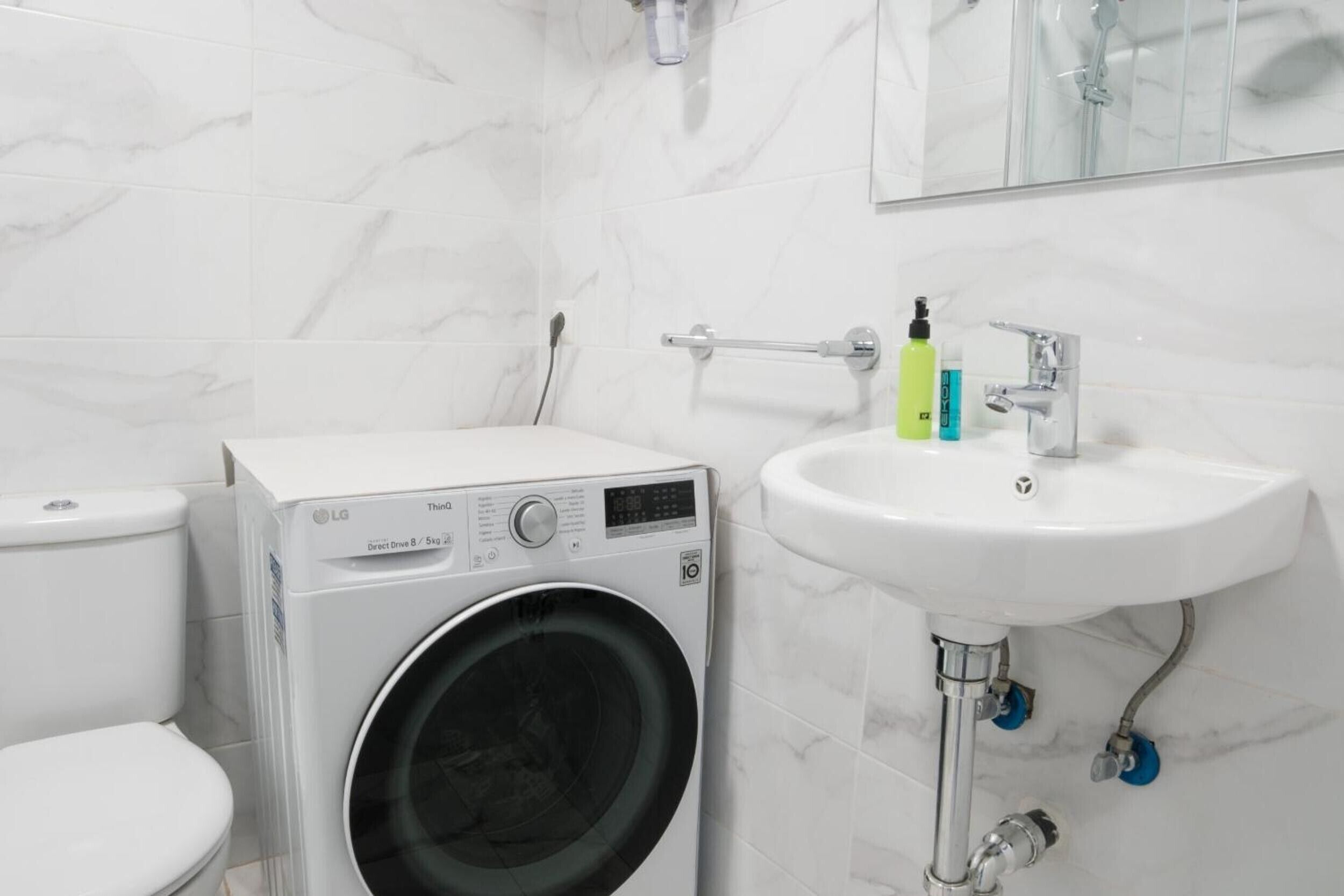 Ducha, secador de pelo y toallas