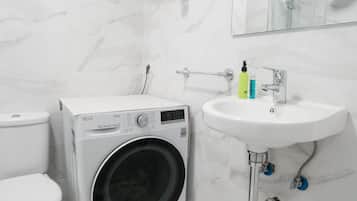 Ducha, secador de pelo y toallas