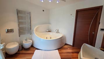 Douche, sèche-cheveux, serviettes fournies