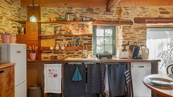 Wasserkocher mit Kaffee-/Teezubehör, Kühlschrank, Mikrowelle, Ofen