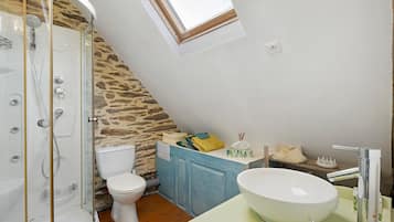 Douche, sèche-cheveux, serviettes fournies