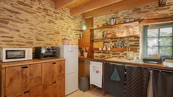 Coffee/tea maker, fridge, microwave, oven
