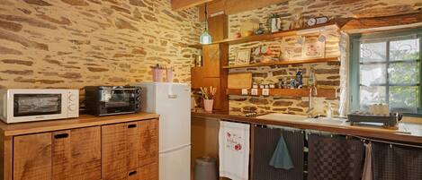 Cafetière/bouilloire, réfrigérateur, micro-ondes, four