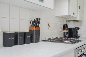 Private kitchen - Modern 2 bedroom flat - Newly Refurb - Wifi - Contractors Welcome (London)