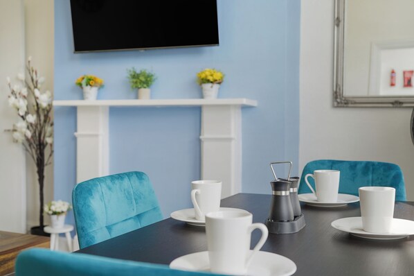 Dining - Modern 2 bedroom flat - Newly Refurb - Wifi - Contractors Welcome (London)