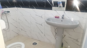 Family Double Room, Pool View | Bathroom | Hair dryer, slippers, towels, soap - Hôtel mandar itto (Azrou)