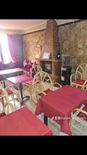 Family Double Room, Pool View | Dining - Hôtel mandar itto (Azrou)