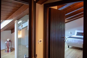 An open door leading to a bedroom with a bed, a bedside table, and a window. - Resort Villa Paola – Falco Room with Sea View, Wi-Fi and Air Conditioning (Longiano)