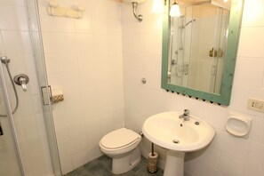 Dusj, hårføner og håndklær
