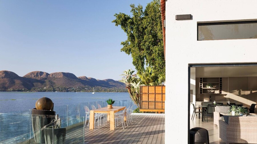 Luxurious 4-bedroom House With Private Pool in Hartbeespoort