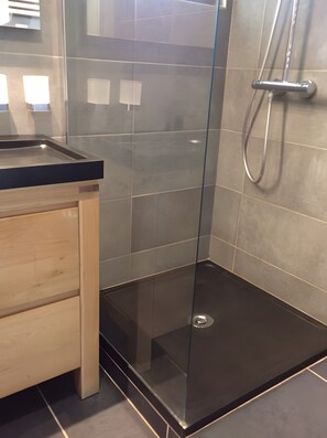 Bathroom - Charming Chalet in the Heart of the Chevreuse Valley (Lévis-Saint-Nom)