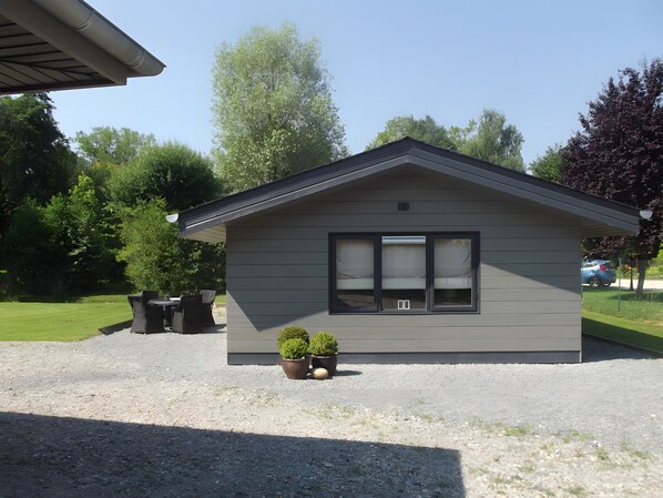 Outdoor dining - Charming Chalet in the Heart of the Chevreuse Valley (Lévis-Saint-Nom)