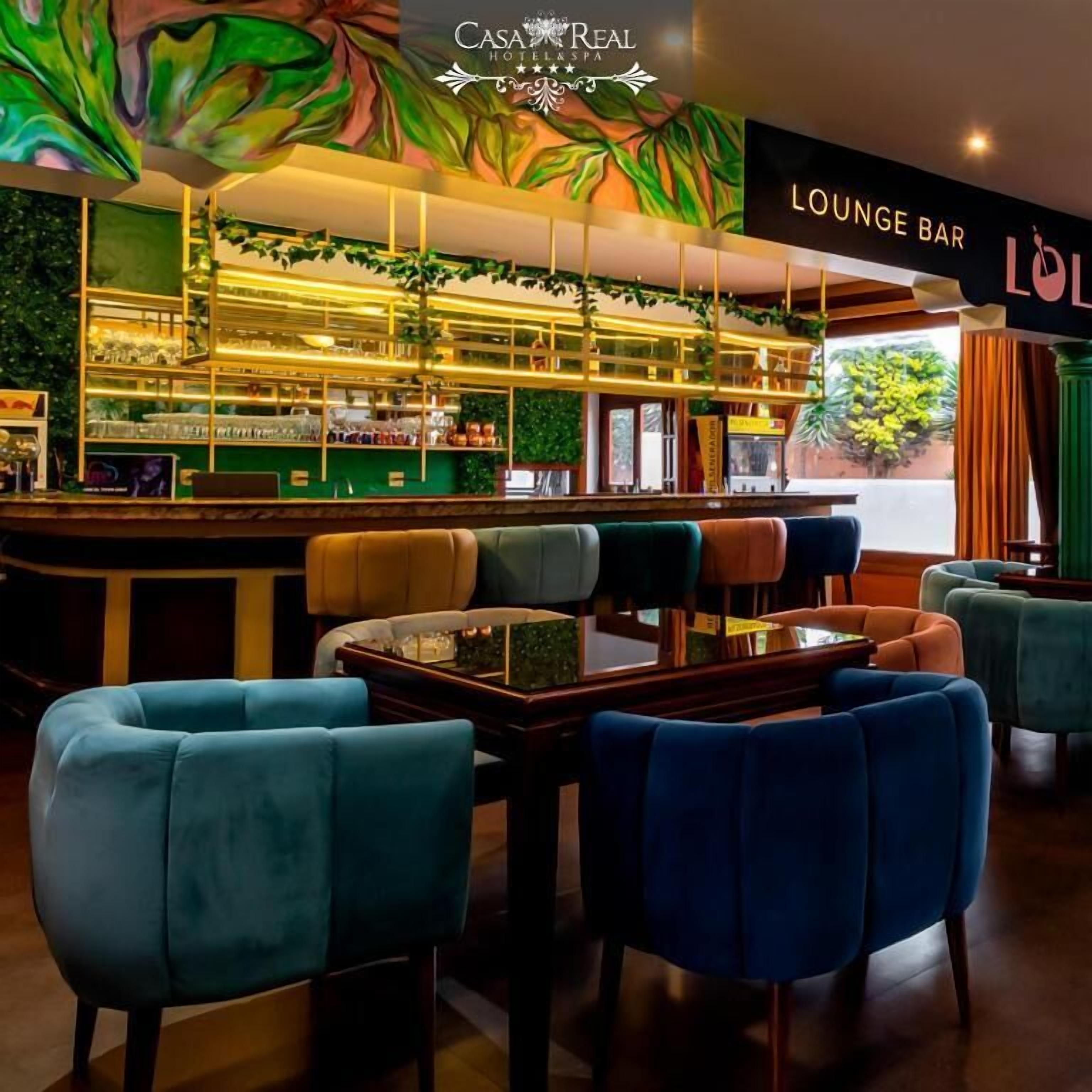 Un bar salón con barra, zona de estar y un letrero que indica bar salón.