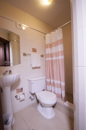 Habitación triple | Baño | Ducha, cabezal de ducha tipo lluvia, toallas y jabón
