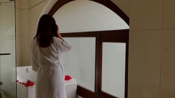 Suite ejecutiva | Baño | Regadera, regadera tipo lluvia, toallas, jabón