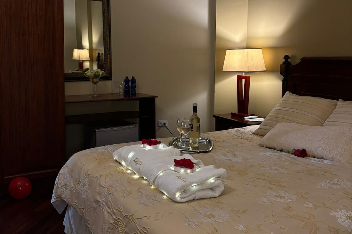Executive Suite | Down comforters, WiFi (free), bed sheets