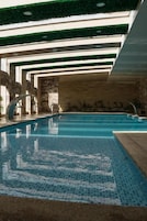 Una piscina cubierta