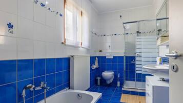 Dusche, Haartrockner, Handtücher