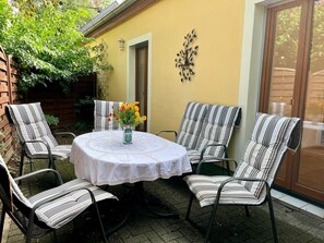 Outdoor dining - Holiday Home 'Gästehaus Untermühle' with Private Terrace and Wi-Fi (Worms)