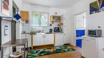 Coffee/tea maker, fridge, stovetop, dishwasher