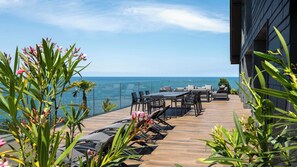Outdoor dining - Villa Ocean Breeze | Atlantic Realty (Donostia / San Sebastián)