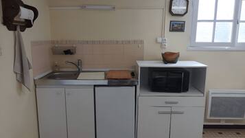 Kühlschrank, Mikrowelle, Herdplatte, Wasserkocher mit Kaffee-/Teezubehör