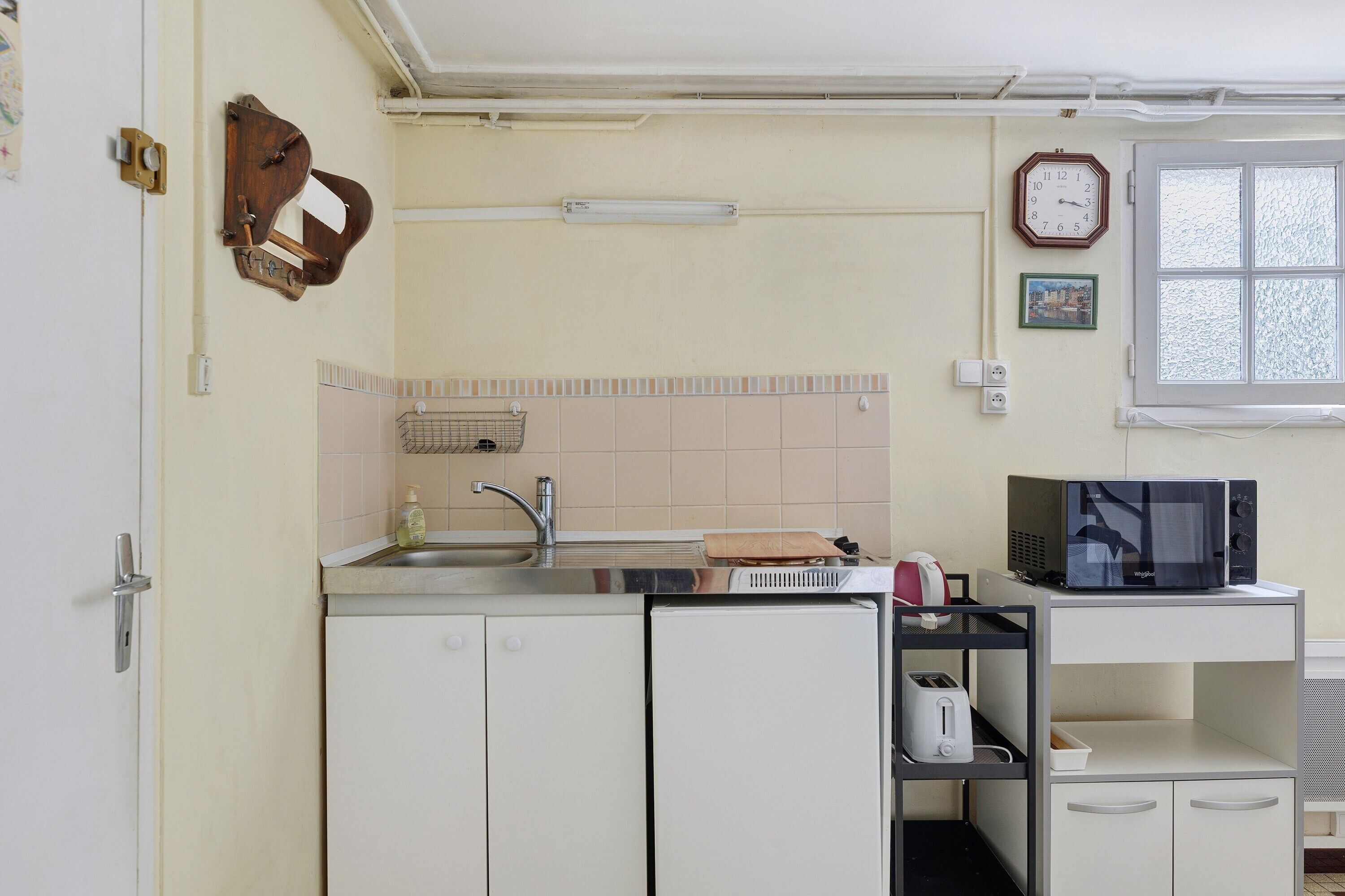 Coffee/tea maker, fridge, microwave, stovetop