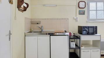 Coffee/tea maker, fridge, microwave, stovetop
