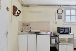 Cafetière/bouilloire, réfrigérateur, micro-ondes, plaque de cuisson