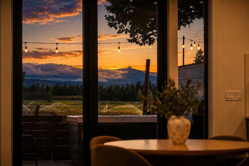Mountain Views, Walk to Town, Luxury, HOT TUB, Dogs OK!