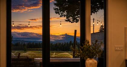 Mountain Views, Walk to Town, Luxury, HOT TUB, Dogs OK!