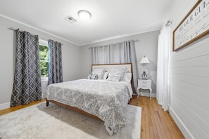 Iron/ironing board, WiFi, bed sheets - Cozy Renovated Cottage-Near Fairgrounds,  Utica Square & Downtown (Tulsa)