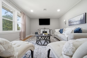 Living area - Cozy Renovated Cottage-Near Fairgrounds,  Utica Square & Downtown (Tulsa)