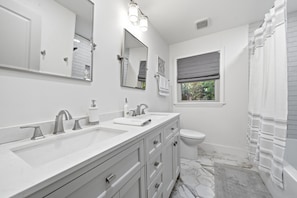 Towels, soap, toilet paper - Cozy Renovated Cottage-Near Fairgrounds,  Utica Square & Downtown (Tulsa)